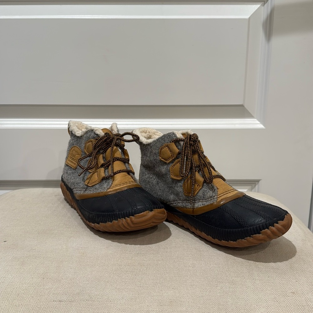 Sorel rain boots.